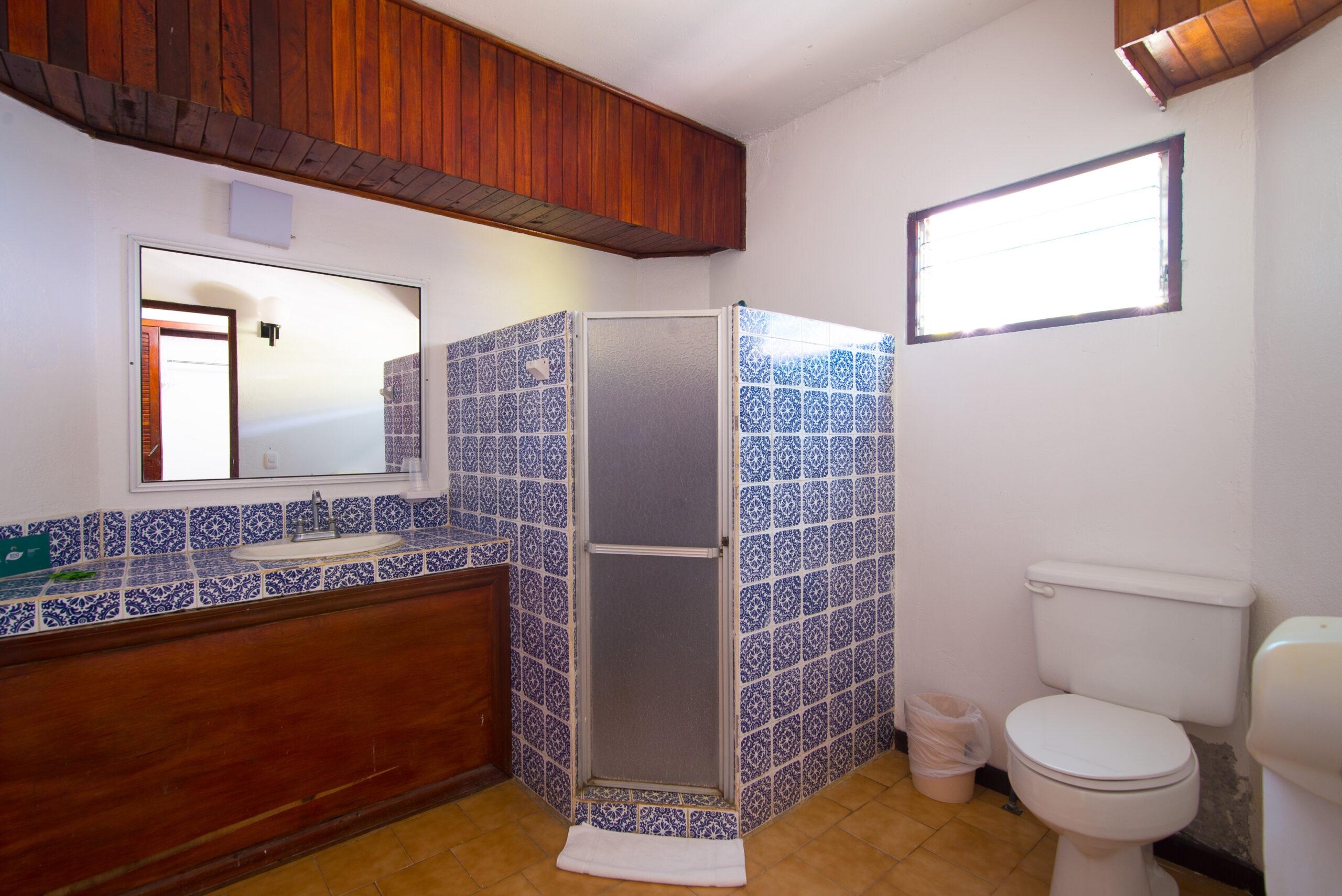 standard poolside family and 2 queen beds bathrooms